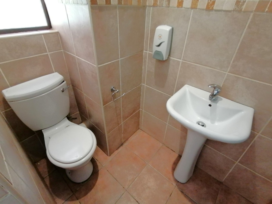 To Let 1 Bedroom Property for Rent in Vredenhof Sh Free State